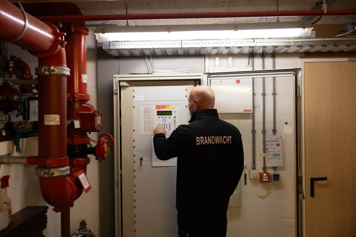 Brandwacht controleert de brandmeldcentrale
